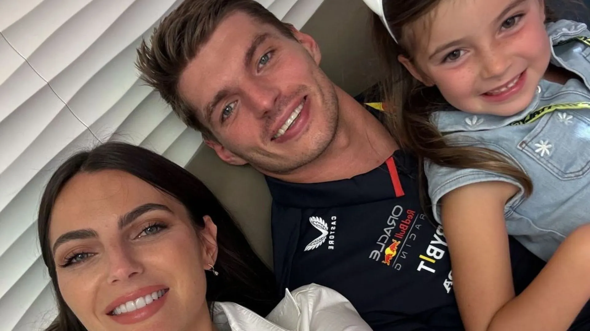 F1 hoje: Kelly Piquet posa com Max Verstappen e Penelope