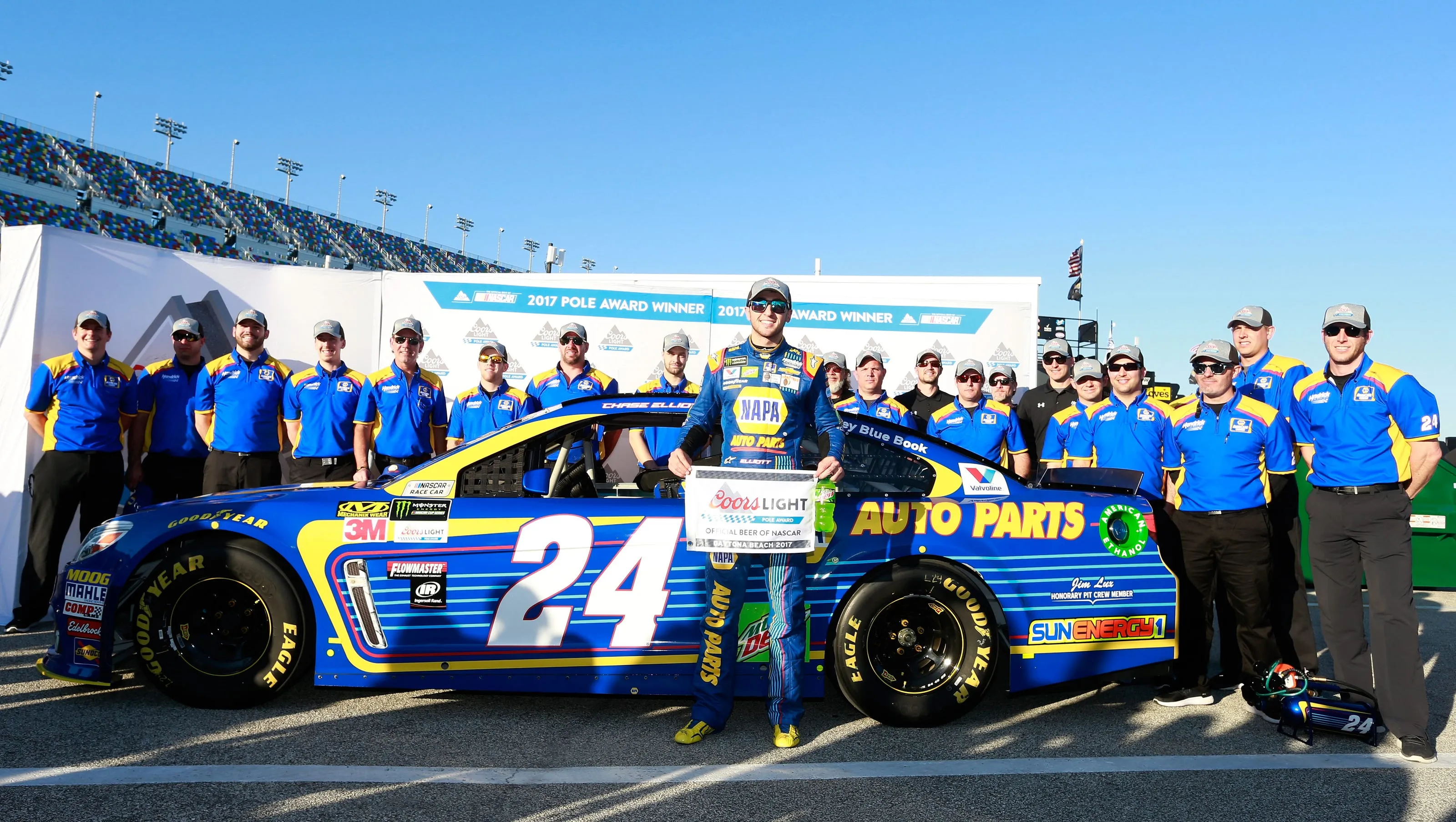 Chase Elliott wins Daytona 500 pole for second straight year