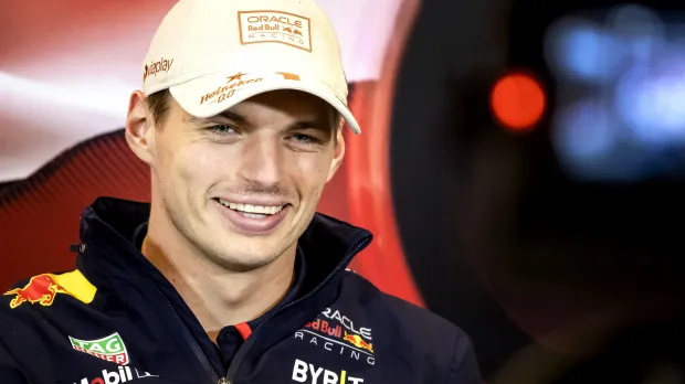 Max Verstappen and Red Bull stun with RED car unveiling at F1 75 launch -  GPFans.com