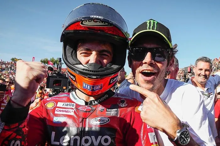 Banyak Jebakan, Ini Nasihat Valentino Rossi ke Pecco Bagnaia Soal Marc  Marquez - GridOto.com